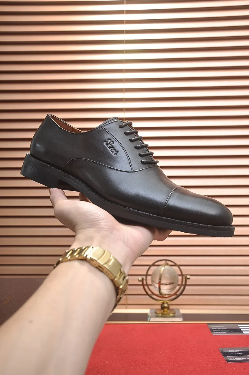 Men's shoes💰440💶Italy's top luxury men's shoe giant [GUCCI] (cowhide lining) has a new arrival🍃Original European style🔰 Pleasant to the eye😍In order to make the shoes more durable and non-deformable🌀The production continues to follow traditional methods but there is still no lack of innovation💪The original cowhide is chosen for the leather♻️ Smooth, natural and extra bright⭐Made of imported cowhide The rich man’s first choice 38-45 (45 customized)